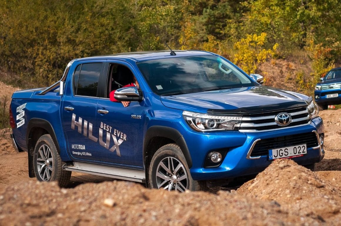 10-toyota-hilux-2017