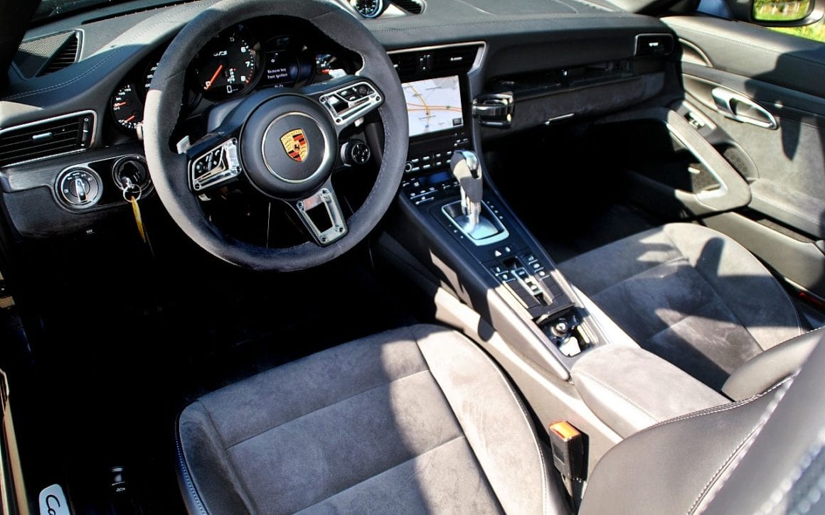 32-carrera-4-gts-cabrio-int