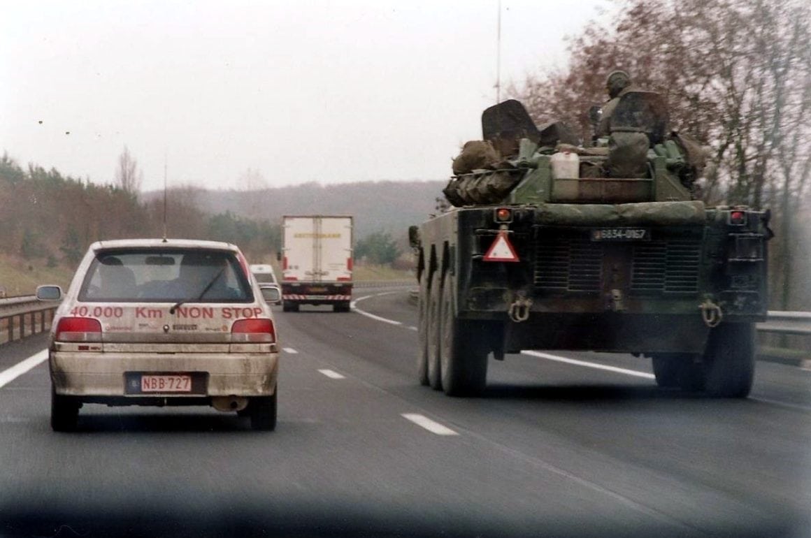 04-daihatsu-93-entre-militaires