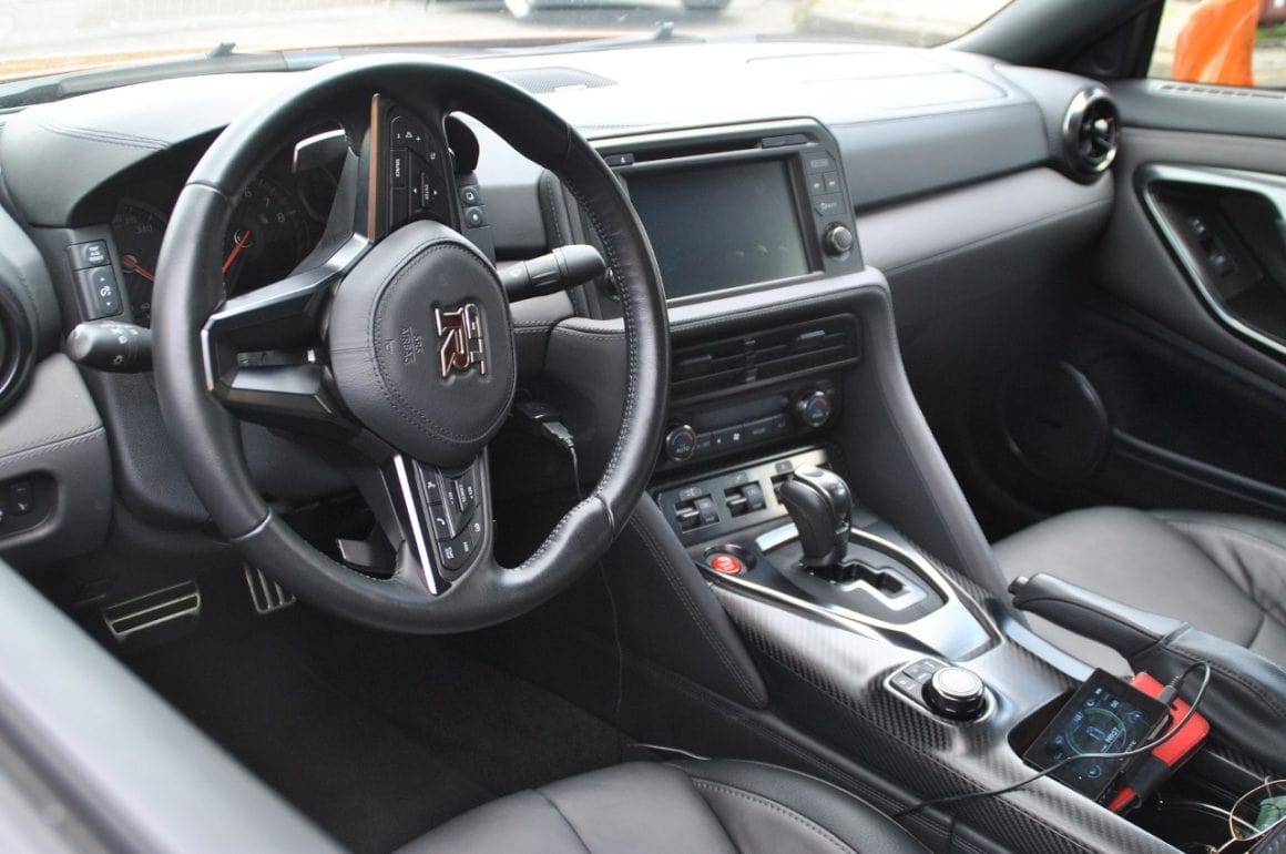 12-nissan-gtr-interieur