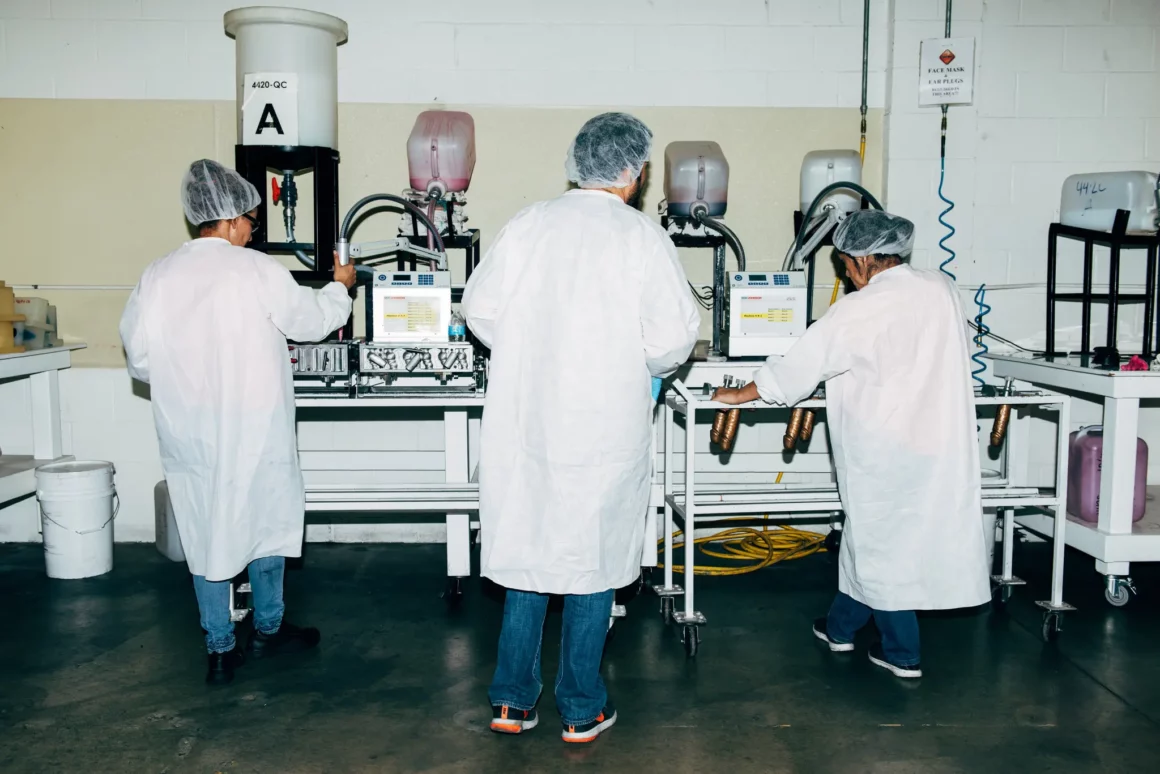 Les employés inspectent les moules dans le laboratoire de silicone de l’usine Doc Johnson.